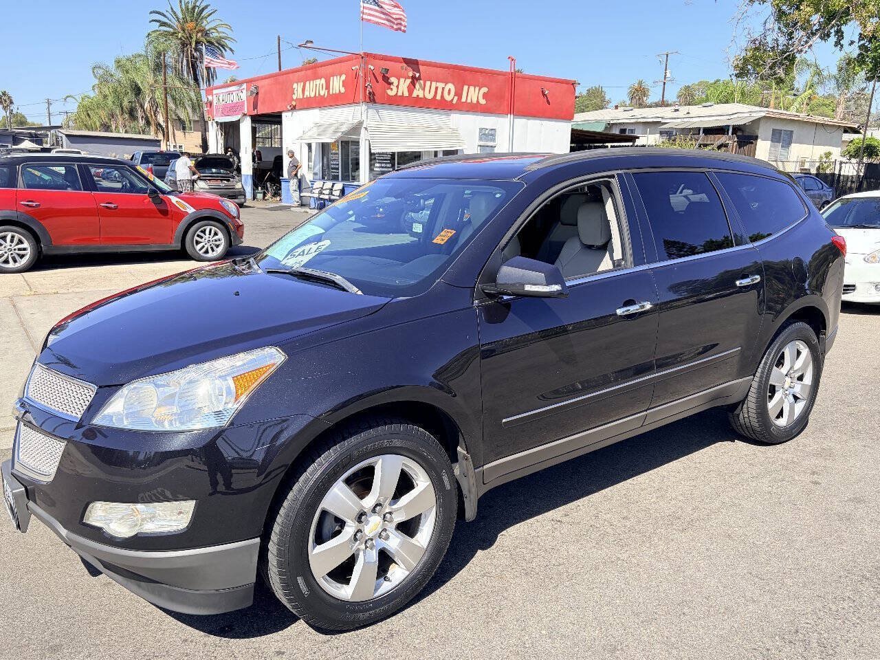 Used 2011 Chevrolet Traverse LTZ FWD image 2
