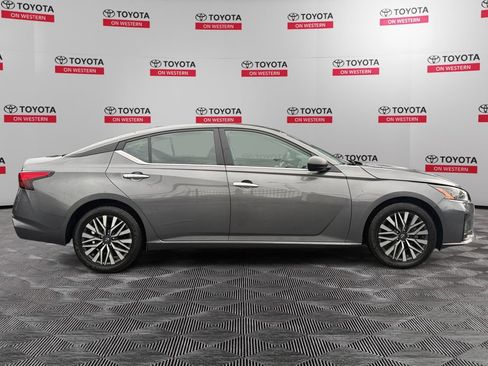 Used 2025 Nissan Altima 2.5 SV FWD image 4
