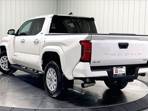 Certified 2025 Toyota Tacoma SR5 AWD/4WD image 13