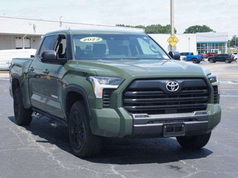 Used 2022 Toyota Tundra SR5 w/ SR5 Premium Package AWD/4WD image 24