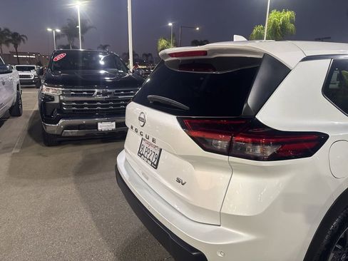 Used 2024 Nissan Rogue SV image 12