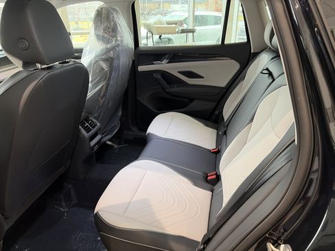 New 2026 Volkswagen Tiguan SE image 16