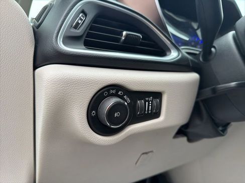 Used 2017 Chrysler Pacifica Touring-L Plus w/ Advanced Safetytec Group FWD image 27
