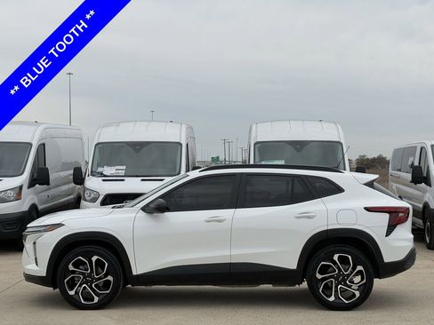 Used 2025 Chevrolet Trax RS image 3