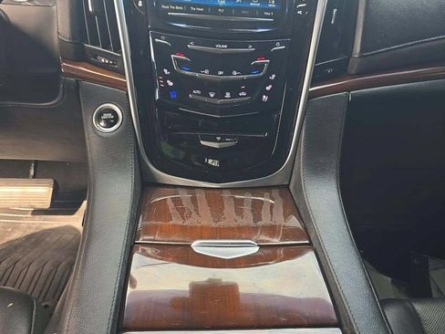 Used 2019 Cadillac Escalade Luxury RWD image 7