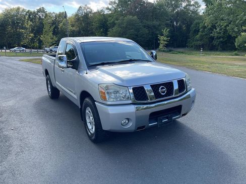 Used 2005 Nissan Titan SE image 2