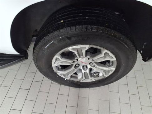 Used 2023 GMC Yukon XL SLE image 8