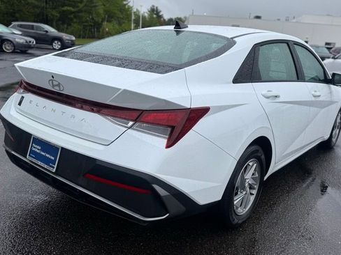 Certified 2025 Hyundai Elantra SE w/ Cargo Package FWD image 7