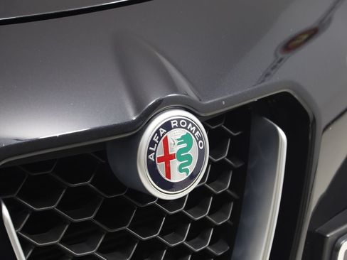 Used 2019 Alfa Romeo Stelvio Ti Sport w/ Quick Order Package 22S Sport AWD/4WD image 17