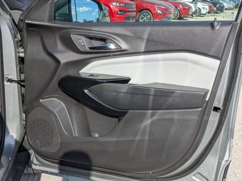 Used 2025 Chevrolet Trax LT w/ LT Convenience Package image 26