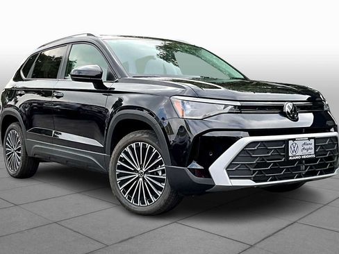 New 2025 Volkswagen Taos SE FWD image 2