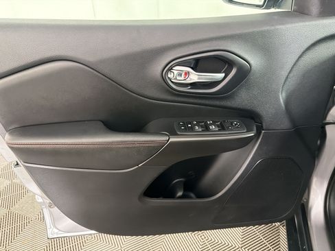Used 2019 Jeep Cherokee Trailhawk w/ Comfort/Convenience Group AWD/4WD image 14