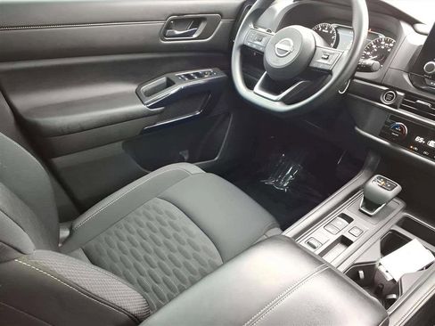 Used 2024 Nissan Pathfinder S image 9