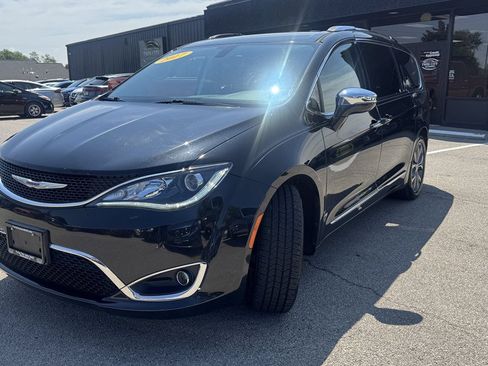 Used 2017 Chrysler Pacifica Limited FWD image 4