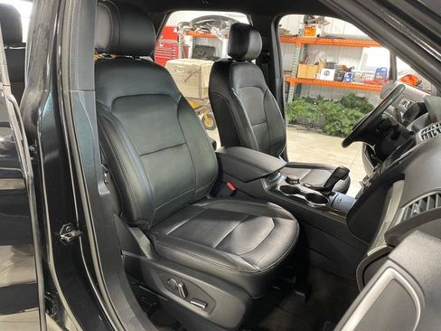Used 2017 Ford Explorer XLT w/ Equipment Group 202A AWD/4WD image 27