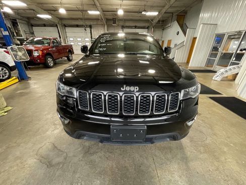 Used 2020 Jeep Grand Cherokee Laredo image 2