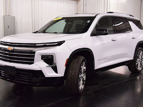 Used 2026 Chevrolet Traverse High Country w/ LPO, Floor Liner Package AWD/4WD image 3