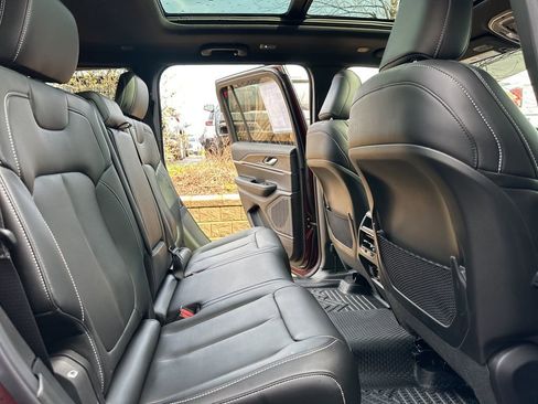 Used 2025 Jeep Grand Cherokee Limited w/ Black Appearance Package image 33