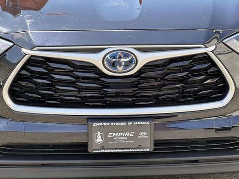 Used 2022 Toyota Highlander XLE AWD/4WD image 8