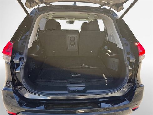 Used 2020 Nissan Rogue SV w/ Premium Package image 25