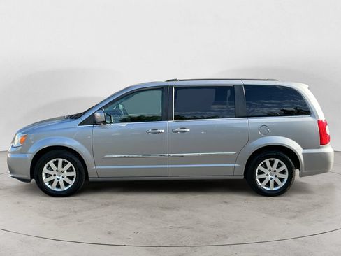 Used 2016 Chrysler Town & Country Touring FWD image 8