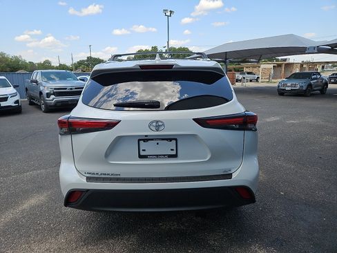 Used 2024 Toyota Highlander XLE FWD image 4