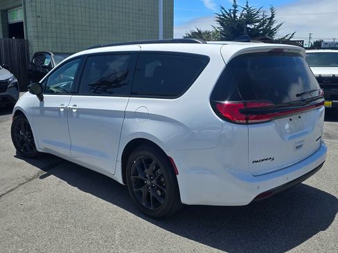 Used 2025 Chrysler Pacifica Limited FWD image 3