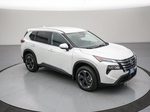 Used 2024 Nissan Rogue SV AWD/4WD image 2