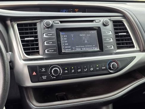 Used 2019 Toyota Highlander LE FWD image 9