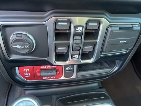 Used 2023 Jeep Gladiator Mojave w/ Cold Weather Group image 22