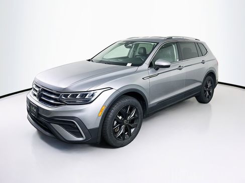 Used 2024 Volkswagen Tiguan SE image 3