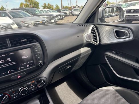 Used 2025 Kia Soul LX w/ LX Technology Package FWD image 33