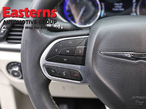 Used 2023 Chrysler Pacifica Touring-L FWD image 15