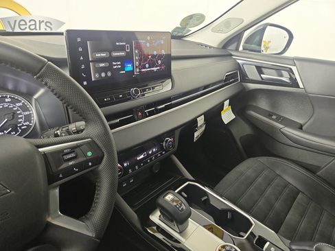 New 2025 Mitsubishi Outlander SE image 24
