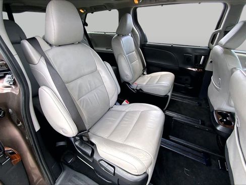Used 2018 Toyota Sienna Limited FWD image 19