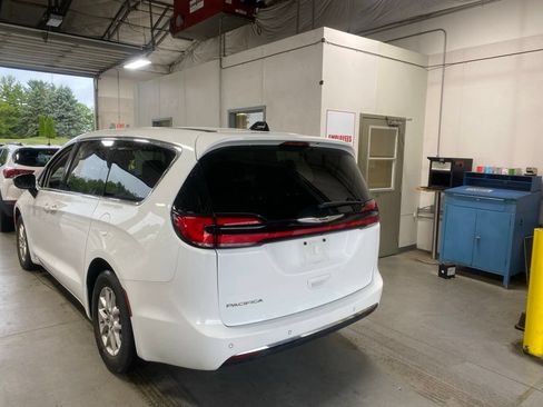 Used 2024 Chrysler Pacifica Touring-L FWD image 3