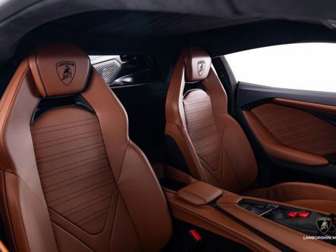 Used 2025 Lamborghini Revuelto image 45