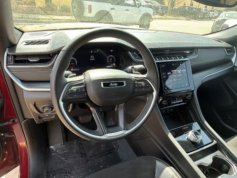 Used 2024 Jeep Grand Cherokee Altitude image 24