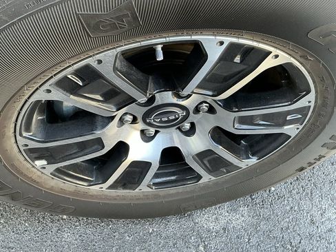 Used 2024 Nissan Titan SV w/ SV Convenience Package image 12