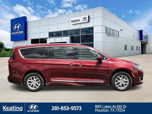 Used 2020 Chrysler Pacifica Touring-L FWD image 4
