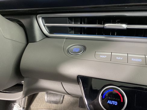 Used 2025 Hyundai Elantra SEL image 27