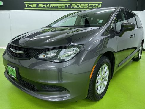 Used 2023 Chrysler Voyager LX image 5