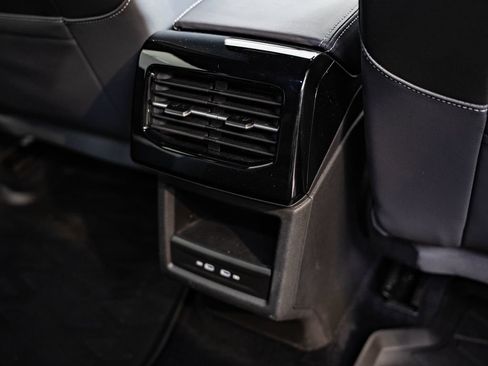 Used 2024 Volkswagen ID.4 2WD image 31
