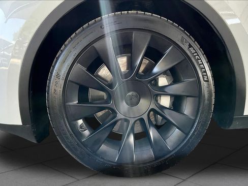Used 2023 Tesla Model Y AWD image 10