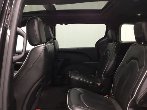 Used 2022 Chrysler Pacifica Limited w/ S Appearance Package FWD image 13