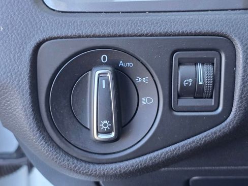 Used 2016 Volkswagen e-Golf SE w/ DC Fast Charging Package image 16