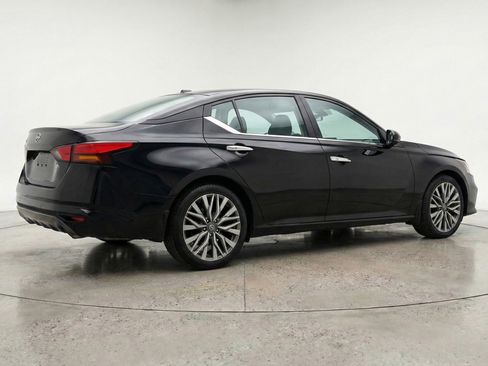 Used 2025 Nissan Altima 2.5 SV FWD image 9