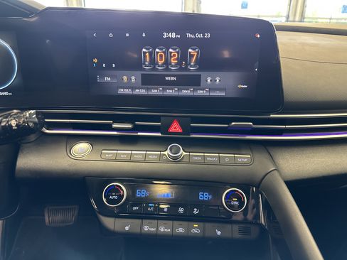 Used 2021 Hyundai Elantra Limited image 3