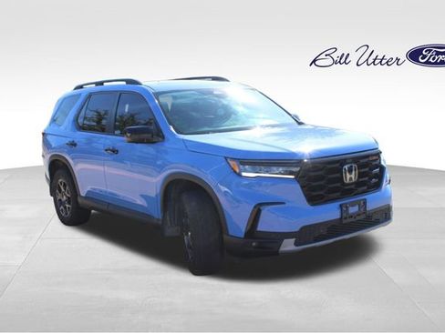 Used 2025 Honda Pilot TrailSport image 3