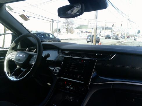 Used 2023 Jeep Grand Cherokee Altitude image 26